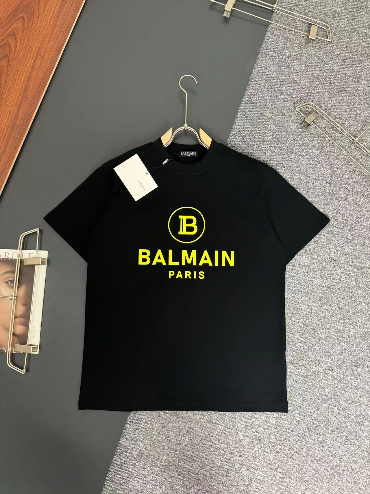 Balmain Balmain g-gram heavy cotton T-shirt, thick Breathable loose fit, printed logo design, spring and summer New Arrival round neck fashionable short-sleeved T-shirt, comfortable against the skin, durable and easy to wear, meticulous original craftsmanship, a must-have for casual Versatile Color: Black White Sizes: S M L XL XXL
